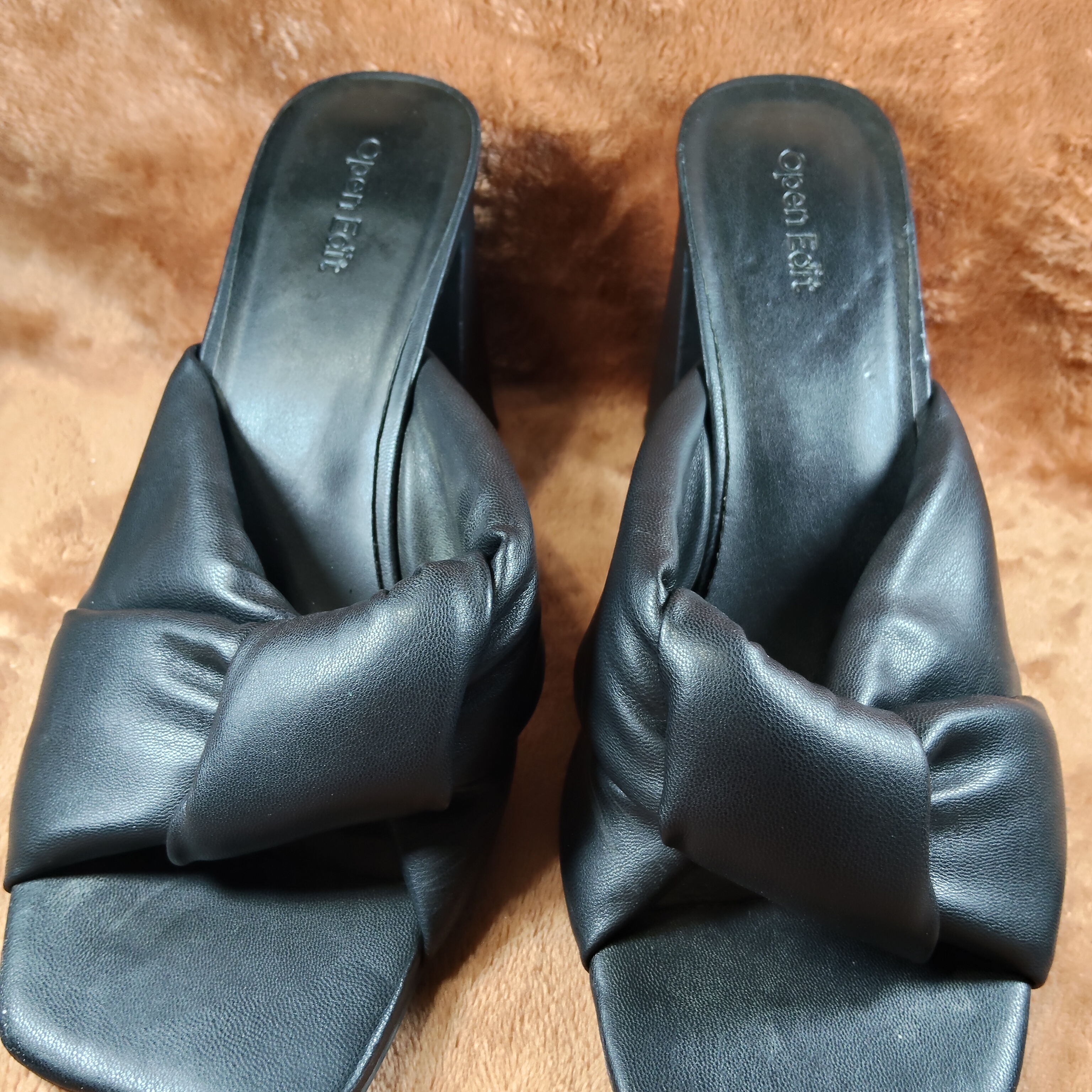 Elegant Black Mules With Knot Detail